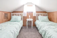Sage Cottage: Cozy & Serene/ Sleeps 6 / Huge Yard! - 3つ星