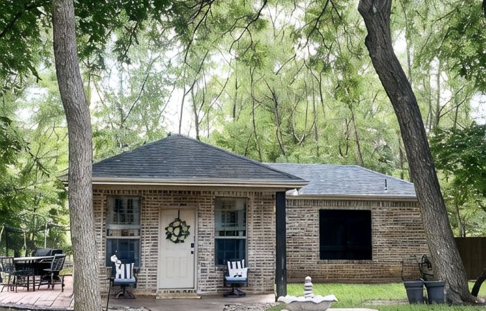 Peaceful Creekside Cottage - quiet, clean and lots of amenities!