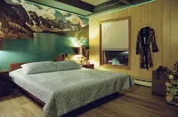 Vintage kitsch 70s/80s themed house with indoor pool and backyard creek - Wifi