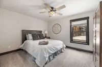 Embers Gulch 1 brand new duplex, wifi, hot tub, paved roads, shared pool access - Homestays