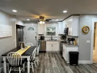 Central Retreat B, NEW Cozy Family & Pet Friendly - 4-Star