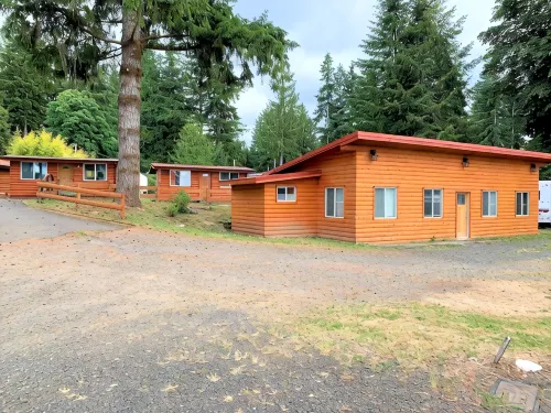 Lake Nahwatzel Resort, Cabin #3, Shared Dock just steps away! - Hytter