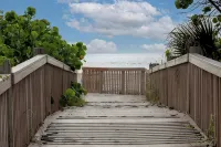 Beachfront 2 Story/3BRM/3BA/ 2 Ocean View Terraces / Free Parking - Jacuzzi
