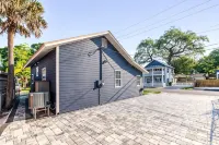 Historic Cottage Walk to Downtown St Augustine Free Parking Sleeps 4 - Country Houses