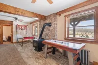 Luxury Cabin w/Heated Pool, 22Min to 7 Springs, HotTub, Sauna, Game Room & Views - Chalets