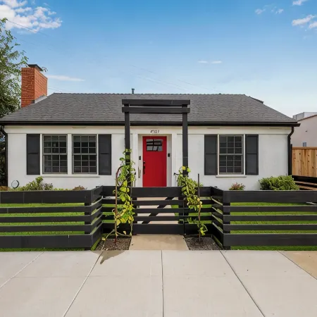 Charming 3 Bedroom Cottage with AC and WiFi in Superb Long Beach Location.