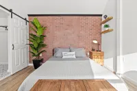 Spacious Industrial Style Guesthouse - 홈스테이