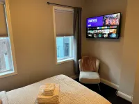 Cozy 2Br Retreat with Free Parking & Prime Location - บังกะโล