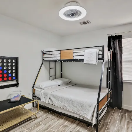 Stay Local - Gameroom near Amphitheater and Baseball
