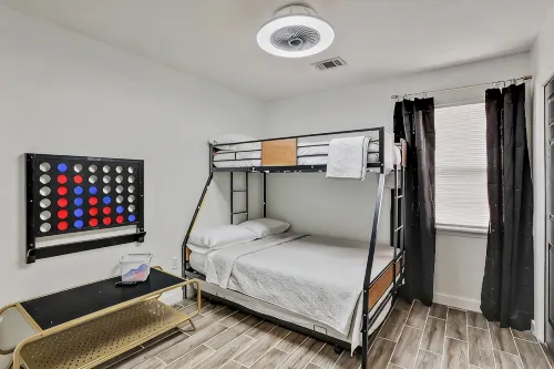 Stay Local - Gameroom near Amphitheater and Baseball - Kitchens