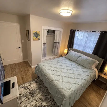 Cheerful Two Bedroom Bungalow Newly Remodeled! Arcade games, Air Hockey Table.