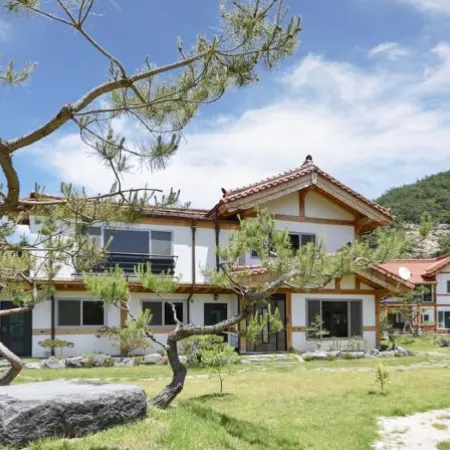 Gyeongju Samnamu Pension Отели рядом с достопримечательностью «Храм Синсонса»