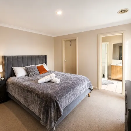 Family Townhouse in Wantirna | 3BR • 2.5BA