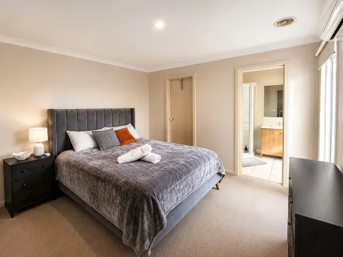 Family Townhouse in Wantirna | 3BR • 2.5BA - Villas