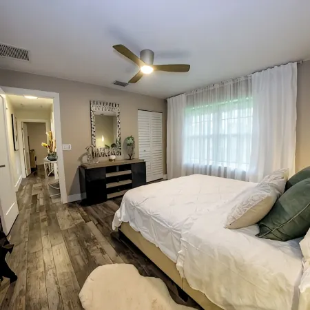 Little Ranches Retreat in the Heart of Equestrian Community