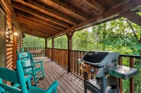 Romantic Hideaway: Near Dollywood & Outlets Intimate, Fireplace, Private Hot Tub - Boutique