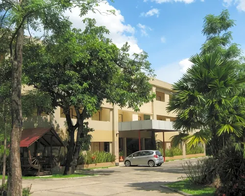Srisomthai Hotel Отели рядом с достопримечательностью «Школа Narinukun»