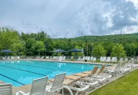Poconos Chatham Continental - Hot Tub & Fire Pit - Boutique