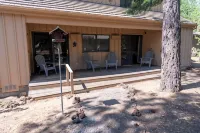 Walk to Food/Shops and Sharc, 10 Passes, A/C, 3 King Beds, Pool Table - piscina