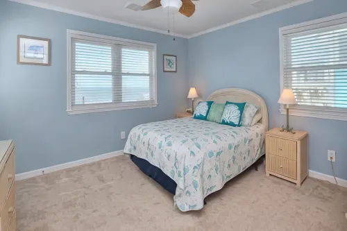Oak Island 2nd Row Large Beach Home with Private Gated Pool! 5 Bedrooms, 3 decks - 2-stjärniga