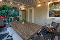 Pine Tree Hideaway with flat property/parking - 3-Star