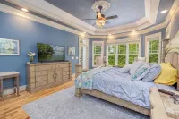 Lake Gaston Luxury Waterfront - Sleeps 20, Boathouse, Hot Tub, Fire Pit! - balcony