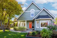 Newly  renovated, centrally located home with private gate, RV parking & Hot Tub - Bintang 4
