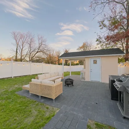 3Br Beach House~ 5 Minute Stroll to Beach & Private Outdoor Entertainment Area