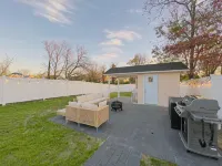 3Br Beach House~ 5 Minute Stroll to Beach & Private Outdoor Entertainment Area - Wifi