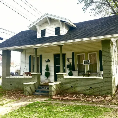 Bluegrass Bungalow 2 bedrooms with large porch