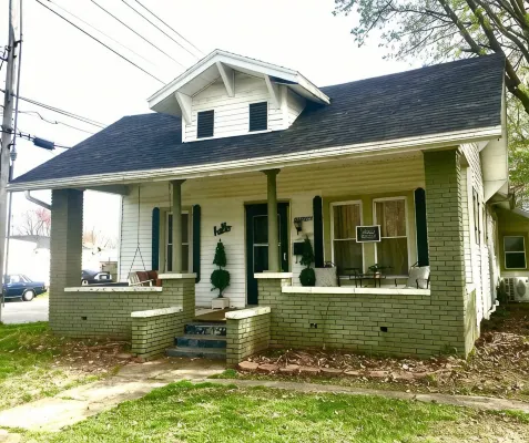 Bluegrass Bungalow 2 bedrooms with large porch - 3-Star
