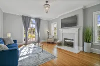 Island Luxury and Location! Between Downtown and the Beach - Apartemen