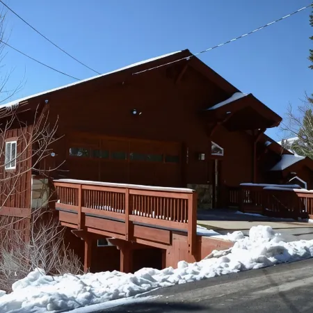 Luxury in prime location. Hot tub, games room with pool table. 4th night free.