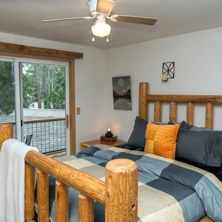 Cozy and Dog Friendly Retreat by Relaxing Creek & Hot Tub by Lake Cushman