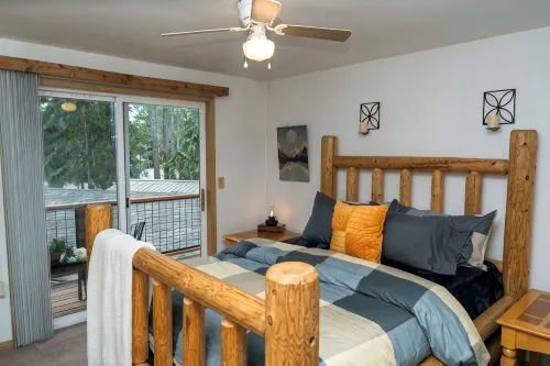 Cozy and Dog Friendly Retreat by Relaxing Creek & Hot Tub by Lake Cushman - シャレー