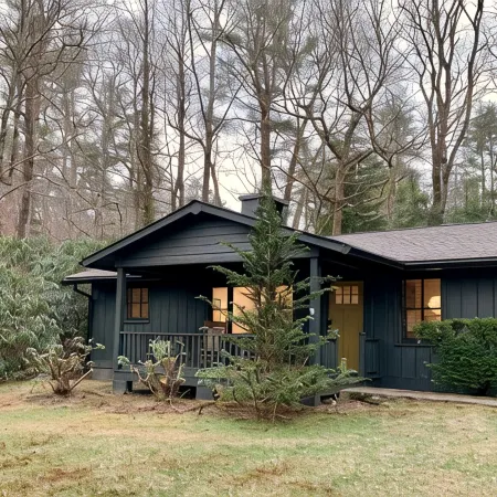 IN TOWN! 2 Blocks From Main Street. 2 Bedrooms/2 Baths. Free WiFi. Sleeps 4.
