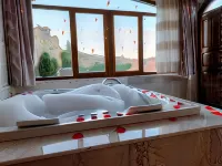 Underground Cave Suites Hotel - Bathtub