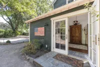 Historic Cedar Mansion Bungalows Barn - 1 Block from Sonoma Square - 3-Star