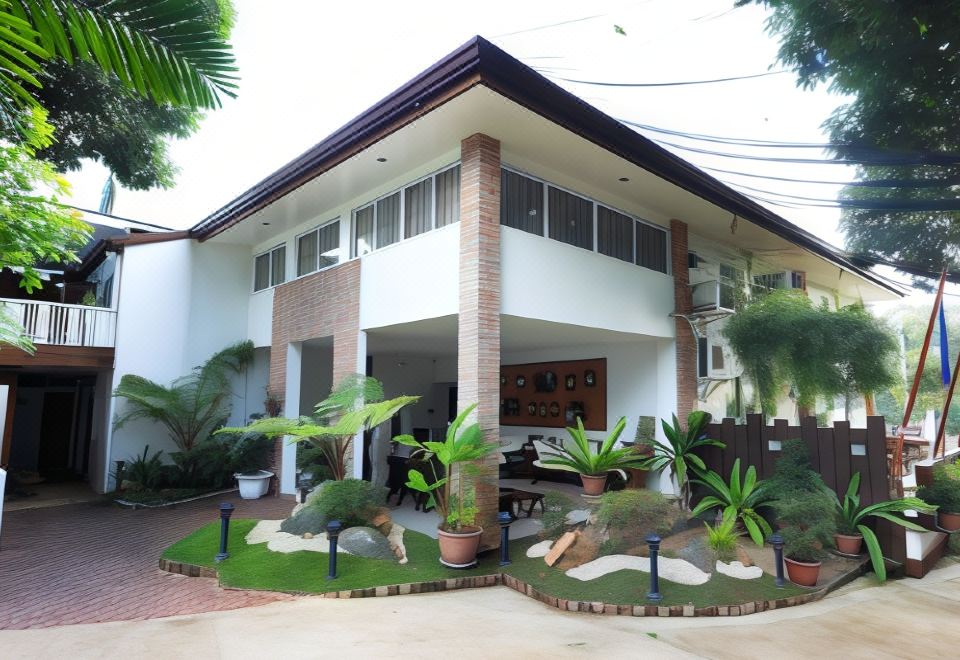 Luljetta's Garden Suites