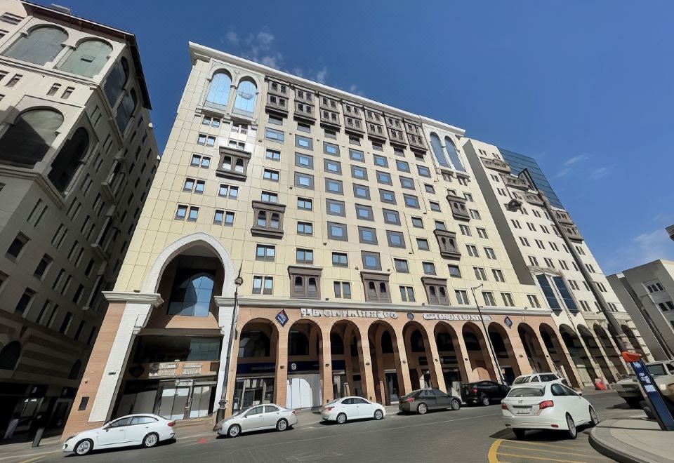 A large building with many windows on the side is called La Jolla Racet at Nusk Al Hijrah Hotel