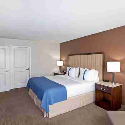 Holiday Inn Hotel & Suites Surrey East - Cloverdale, an IHG Hotel Rooms