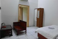 Mozza Guest House Syariah near Masjid AL Aqsha Klaten Hotel dekat Makam Simbar Joyo Soko