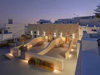 Elements Cave Suites Athinios Port Santorini周辺のホテル