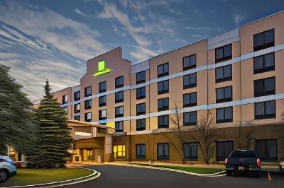 Holiday Inn & Suites Bolingbrook Hotel in zona Basa＇s Marine, Inc.