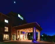 Holiday Inn Express & Suites Fredericksburg Hotel dekat St. Mary's Catholic Church