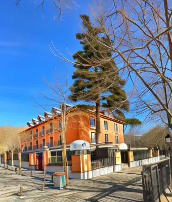 Hospedium Hotel Los Lanceros فنادق في San Lorenzo de El Escorial