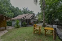 The Bananas Bungalows & Restaurant