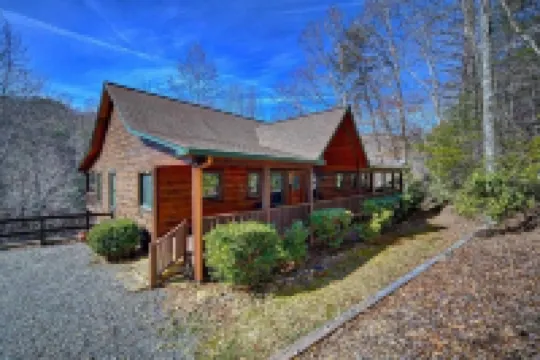 Vintage Luxury Creekside Cabin ~ King Bed, Hot Tub, Fire Pit & Game Room, Dog Ok