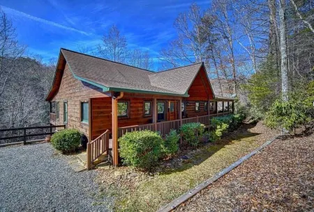 Vintage Luxury CreeksideCabin w/ FirePit, King, Game Room, Hot Tub, BBQ, Wi-Fi