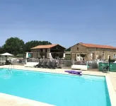 Olydea le Hameau de Vouvant فنادق في Vouvant